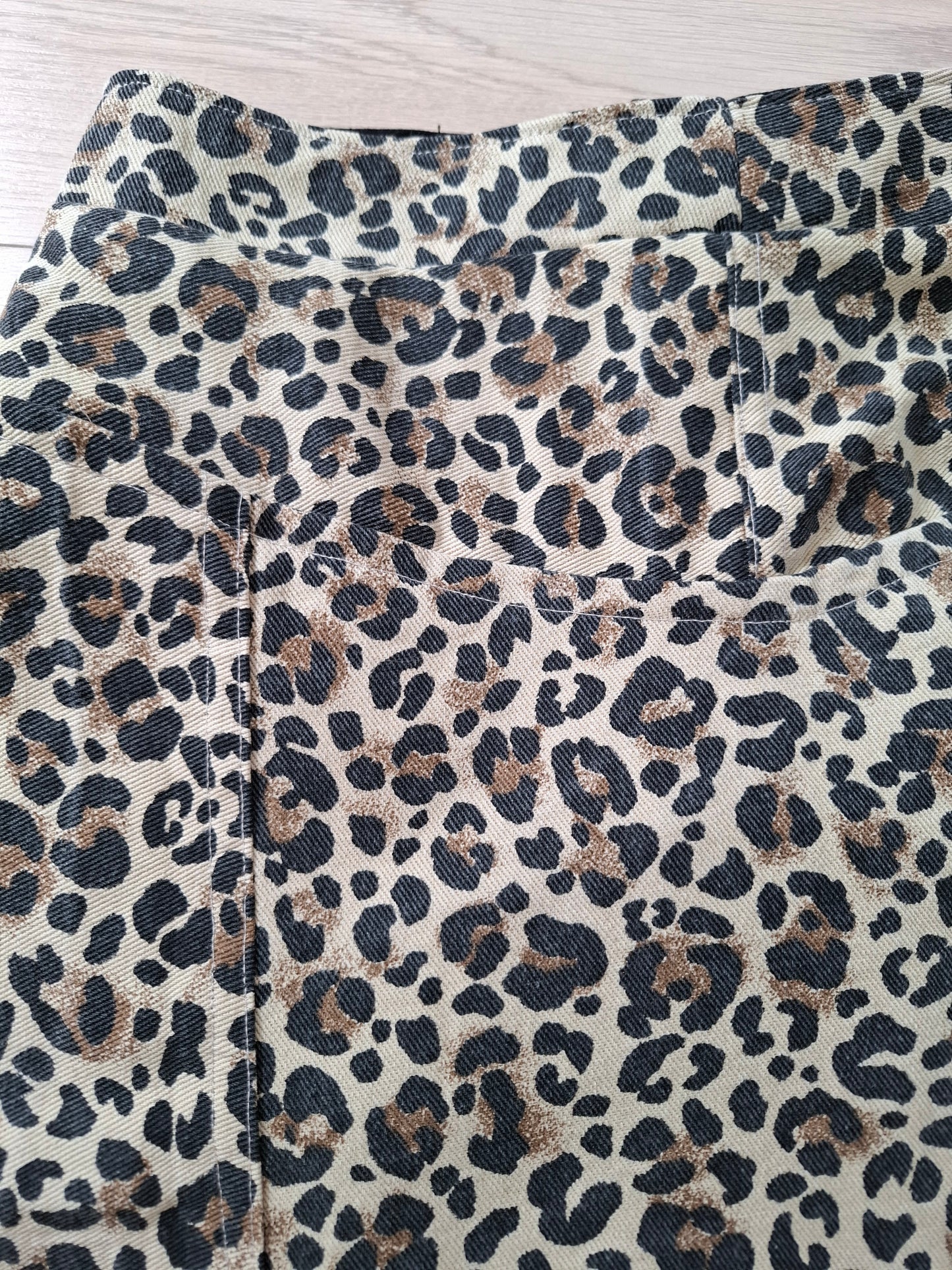 Jupe denim motif léopard