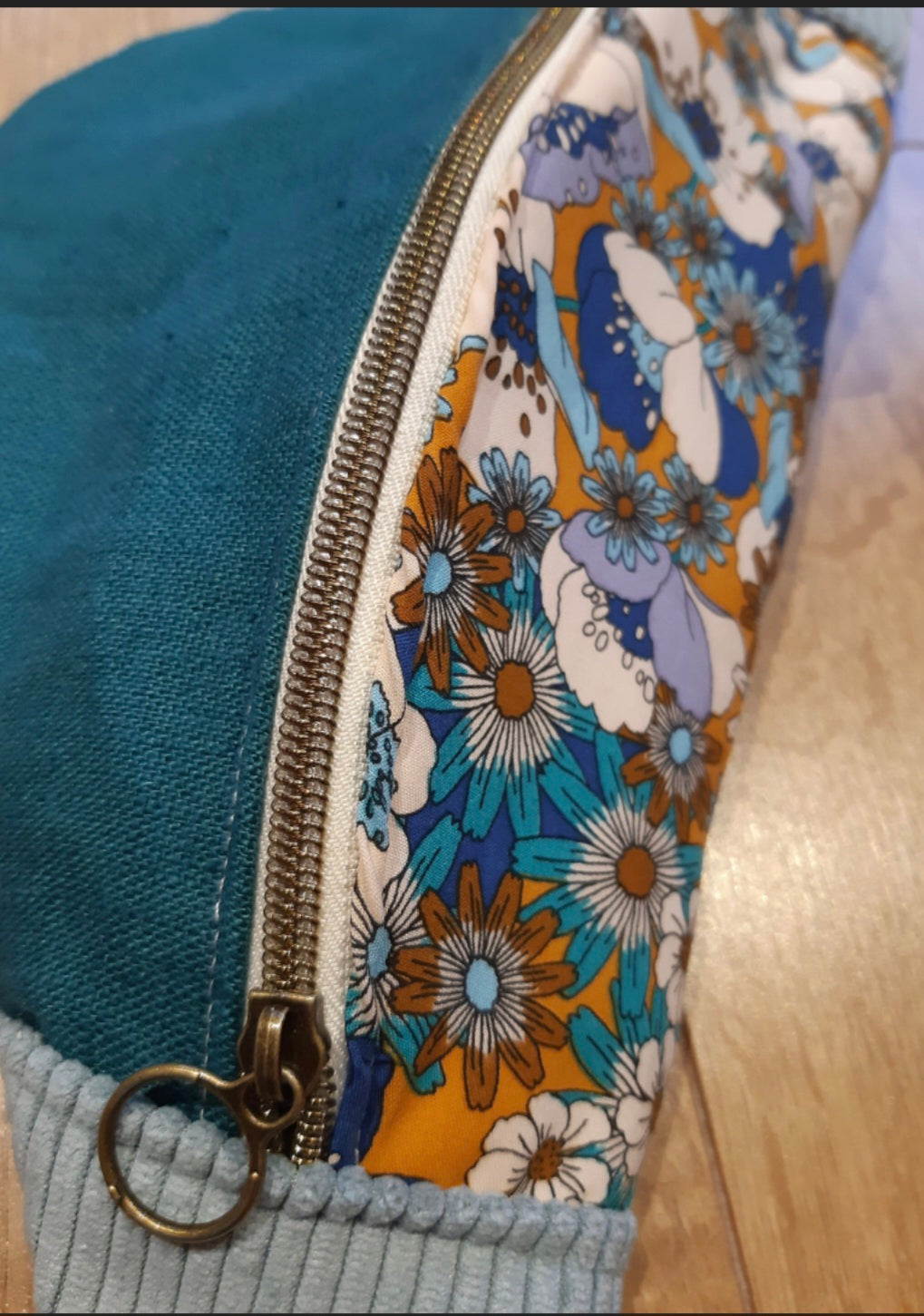 Sac banane en lin vert et rabat fleurs.