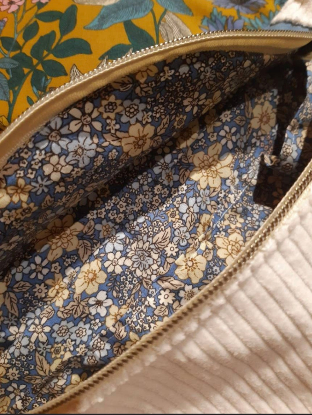 Sac banane, velours côtelé blanc et jean
