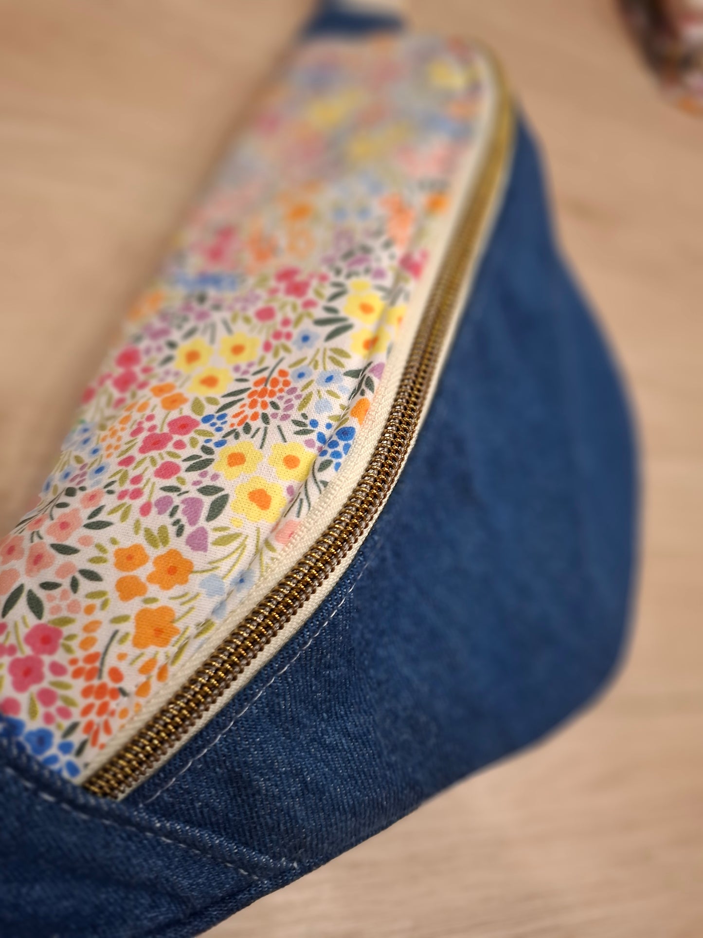 Sac banane, jean et rabat fleuri style liberty