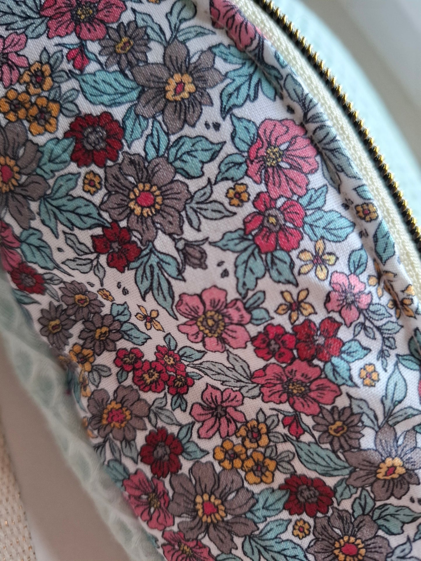 Sac banane nid d'abeille blei ciel et rabat à fleurs liberty