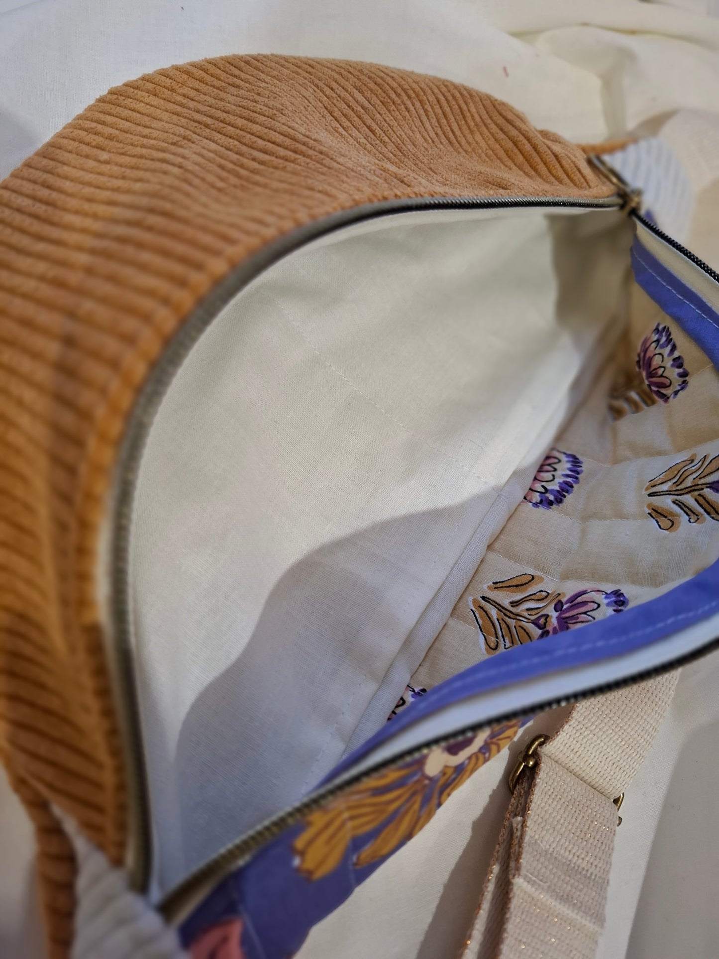 Sac banane, velours jaune moutardes et rabat à motifs floraux provençaux