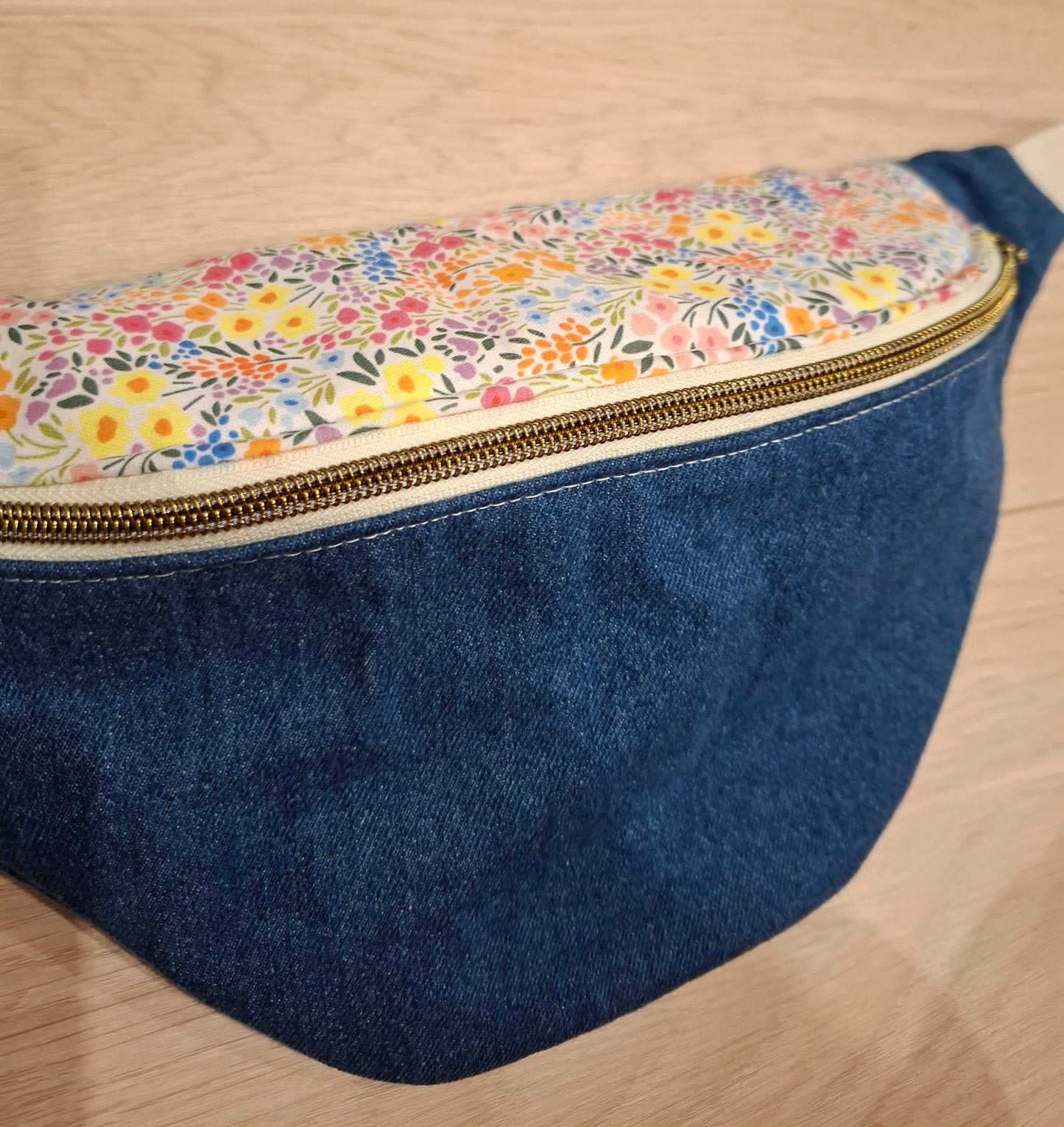 Sac banane, jean et rabat fleuri style liberty