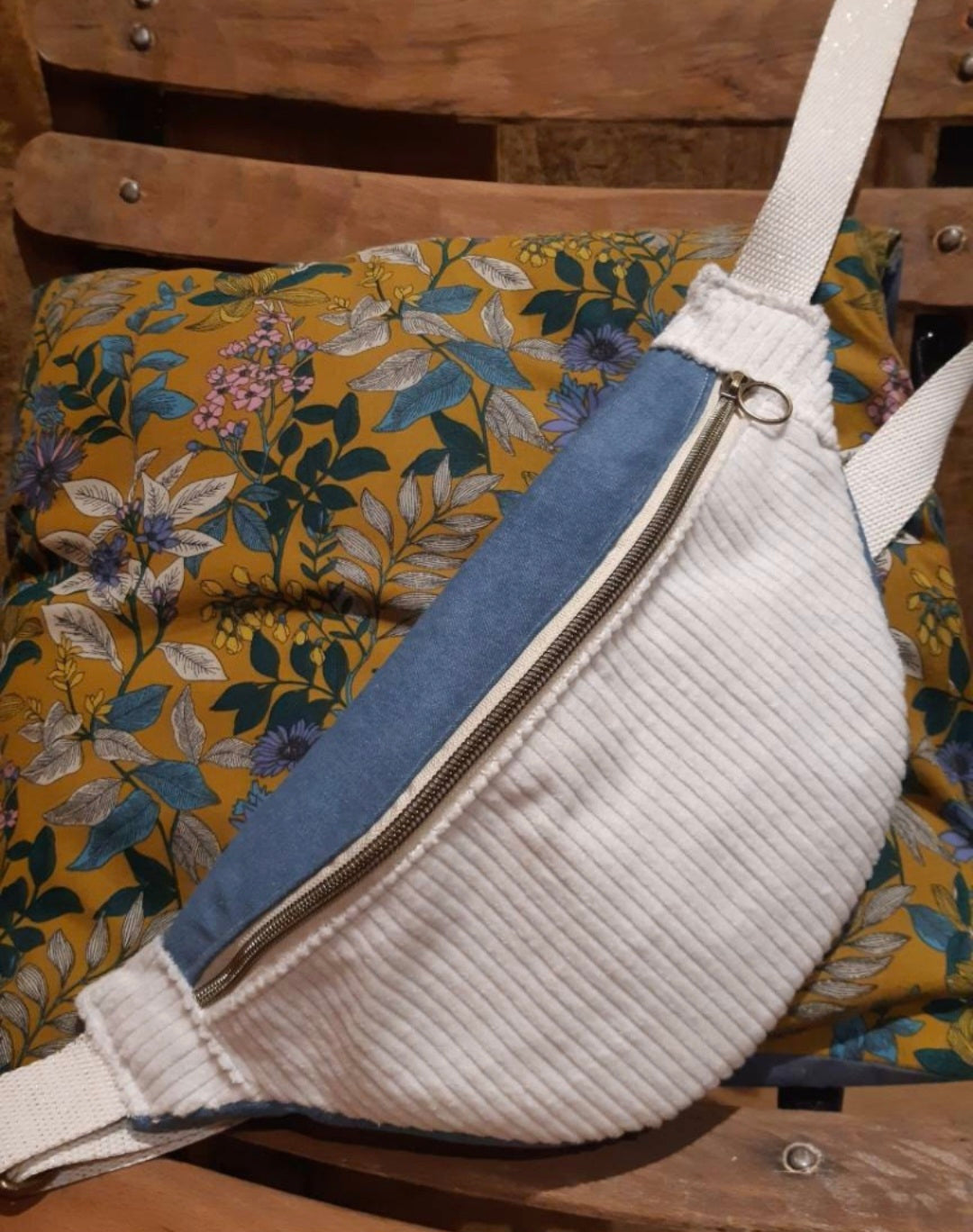 Sac banane, velours côtelé blanc et jean