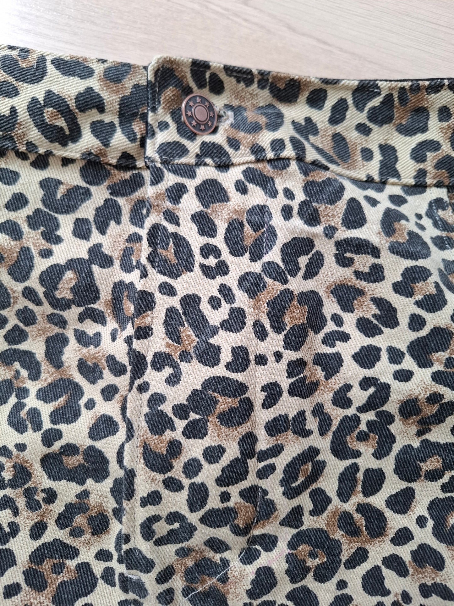 Jupe denim motif léopard