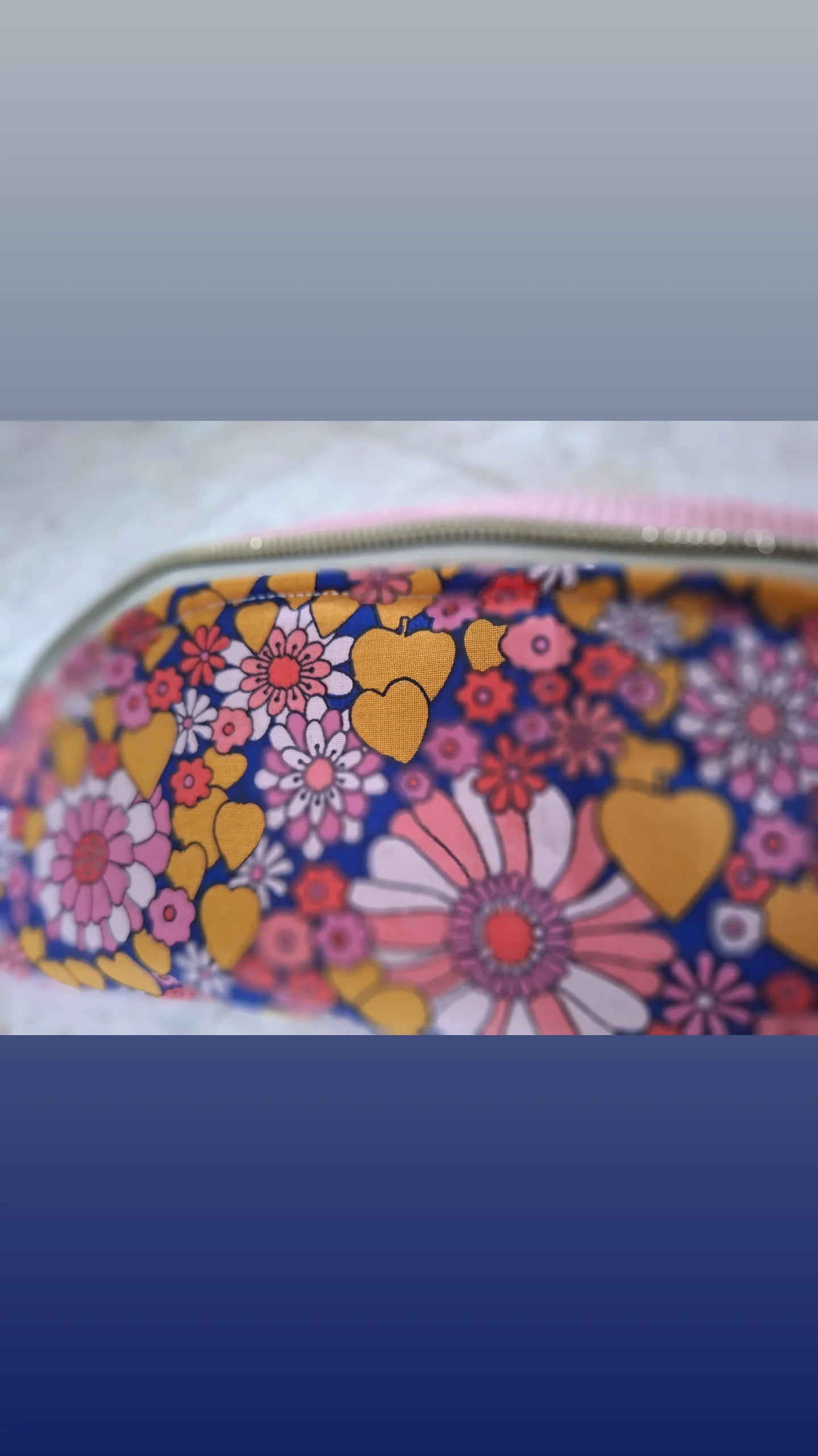 Sac banane en velours rose et rabat fleuri