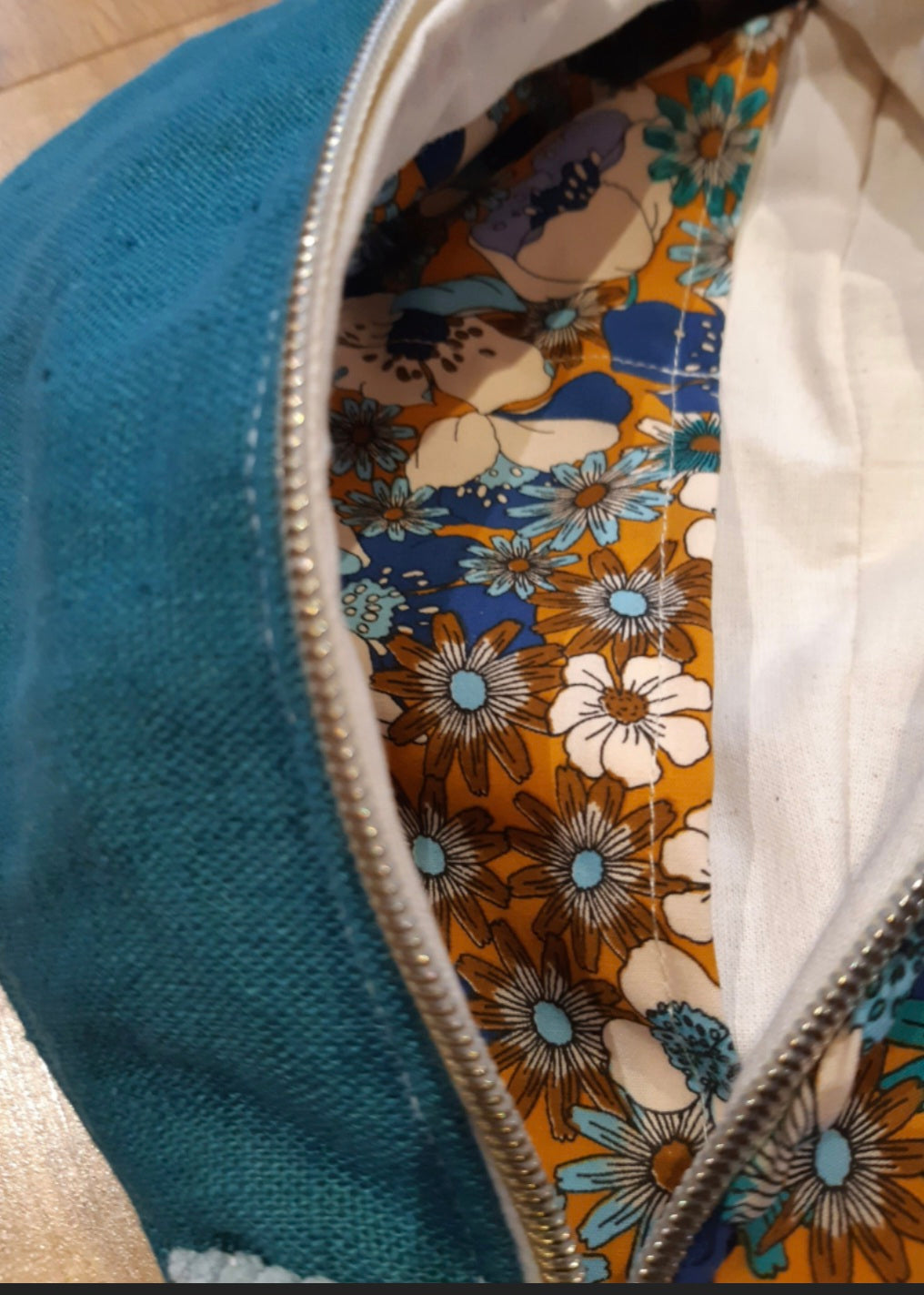 Sac banane en lin vert et rabat fleurs.
