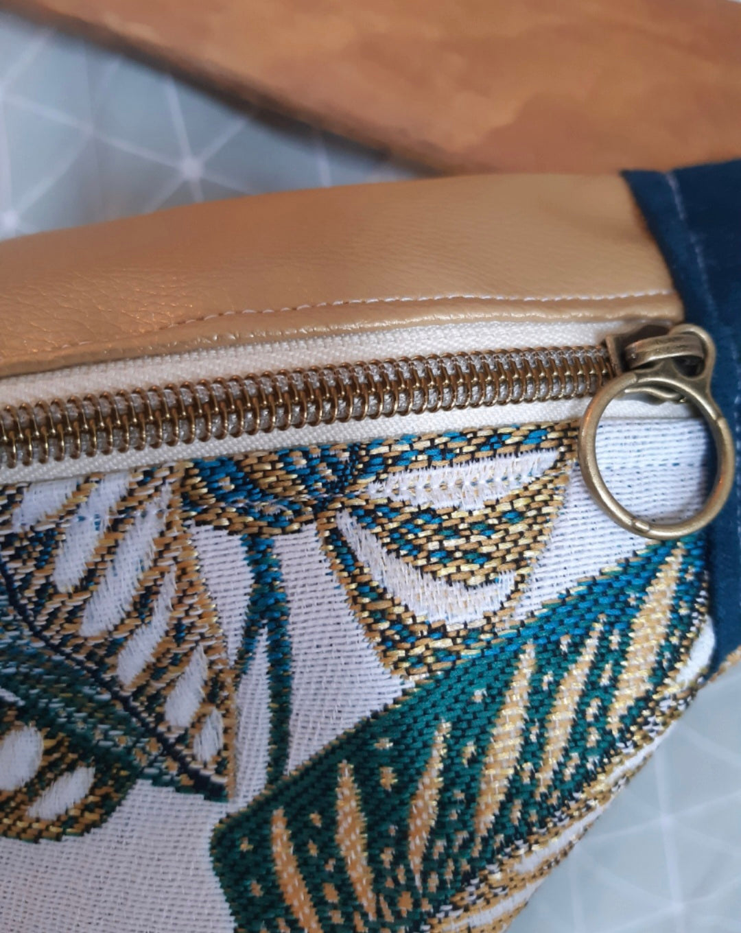 Sac banane en broderie française vert et or