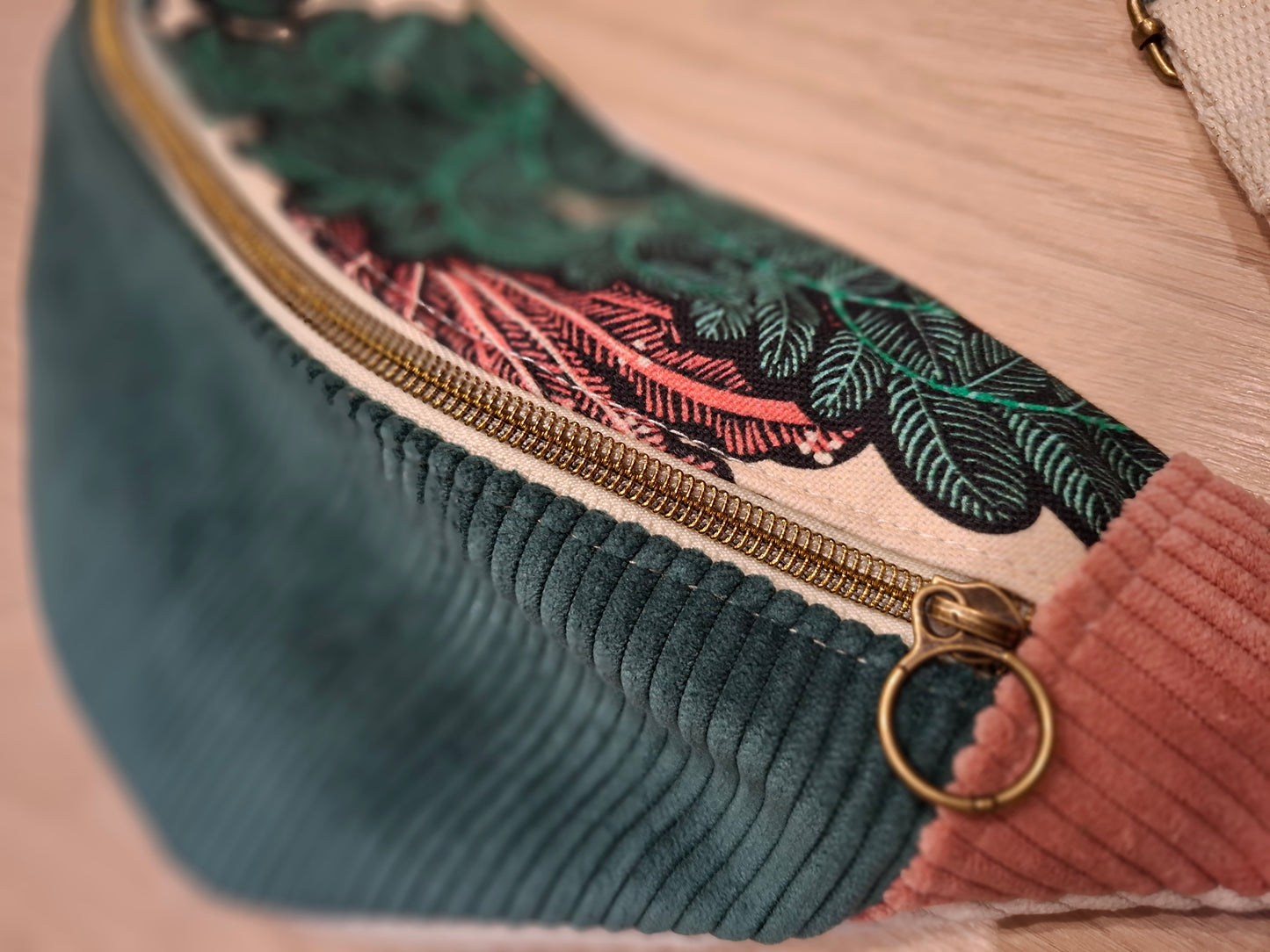 Sac banane velours vert et rabat en tissu français fleuri