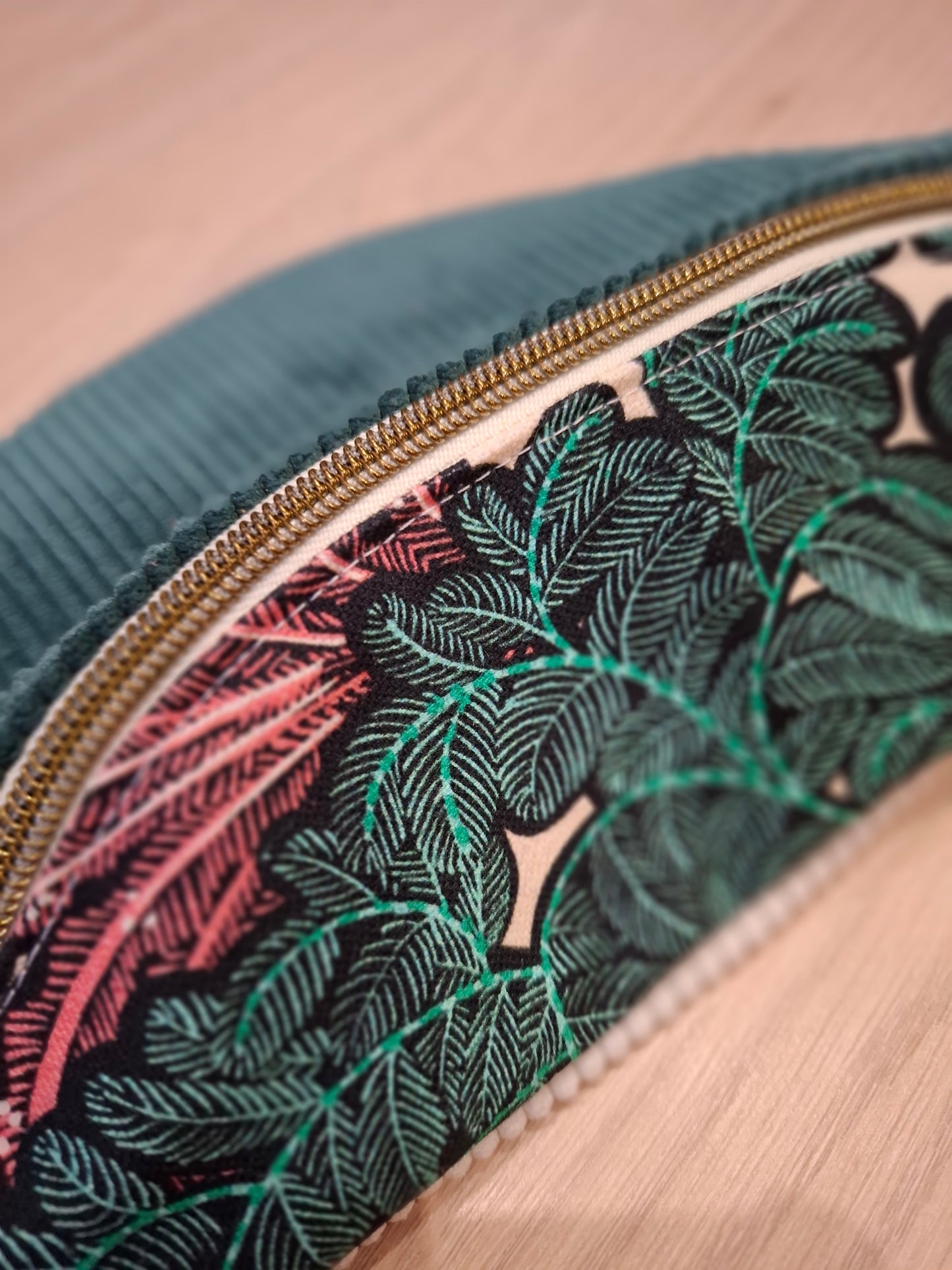 Sac banane velours vert et rabat en tissu français fleuri