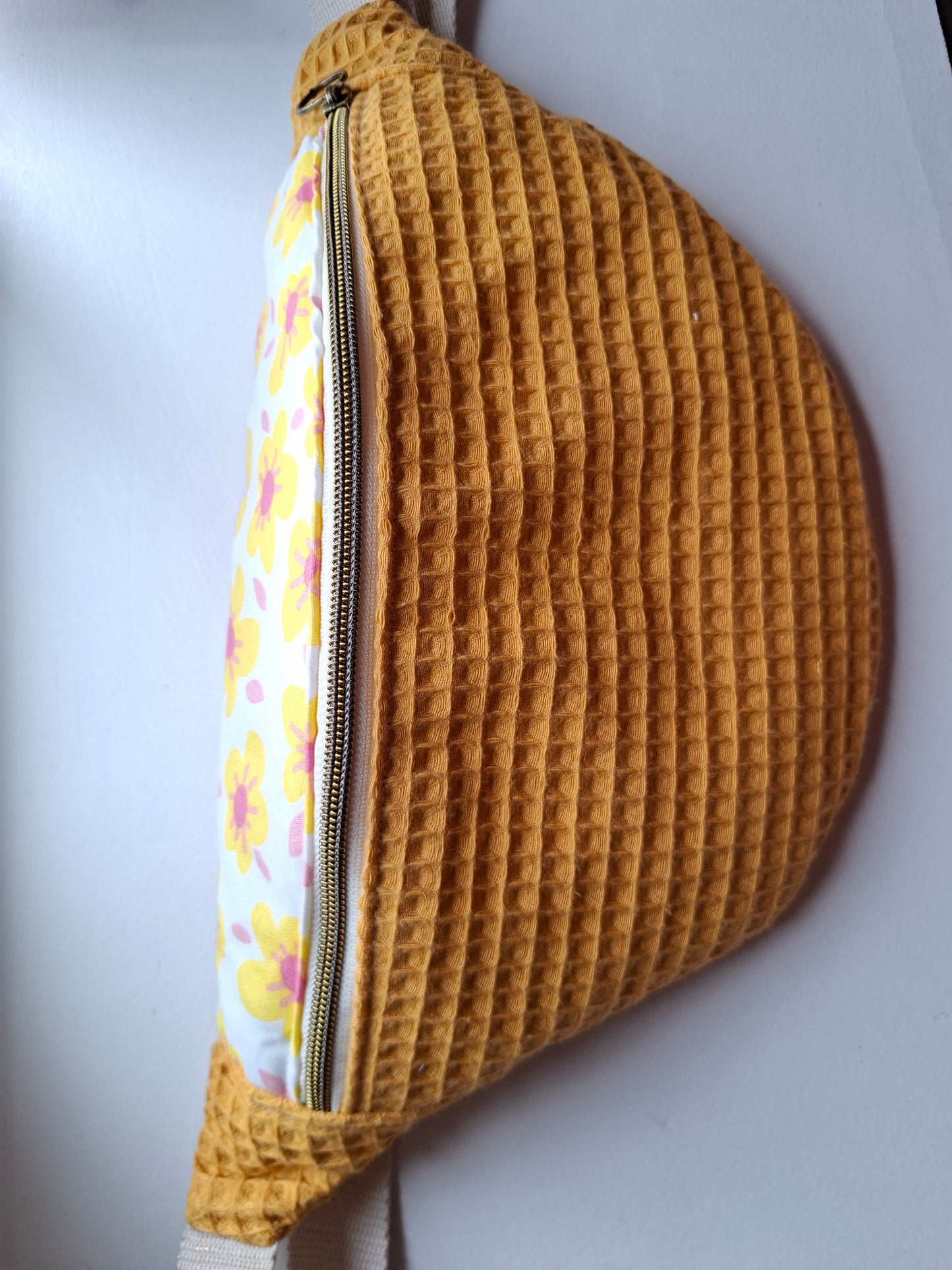 Sac banane nid d'abeille jaune et rabat à fleurs