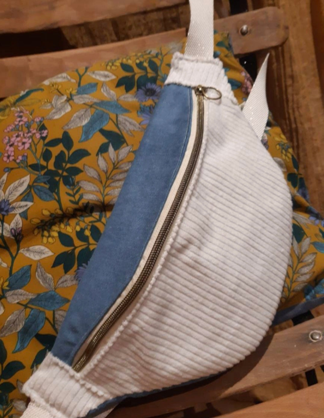 Sac banane, velours côtelé blanc et jean