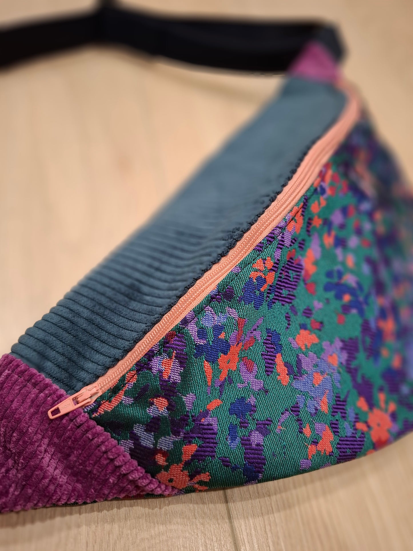 Sac banane violet à motifs