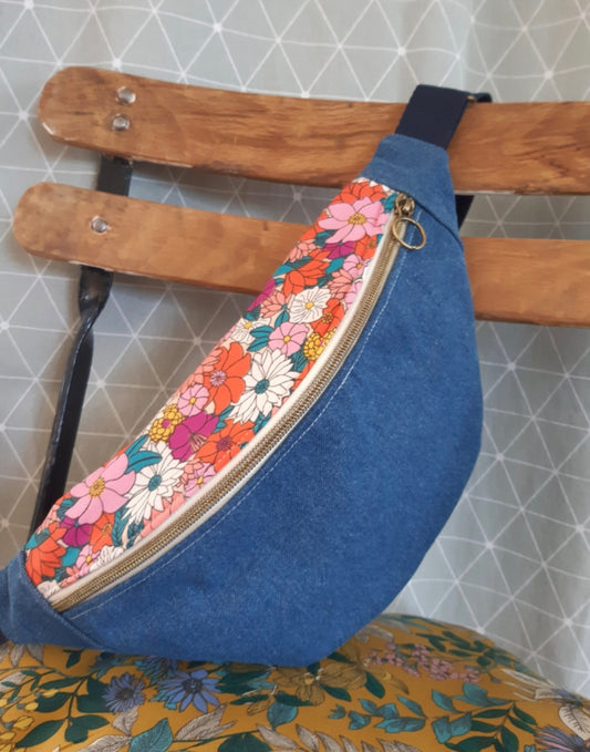 Sac banane, jean et rabat fleuri orange et rose