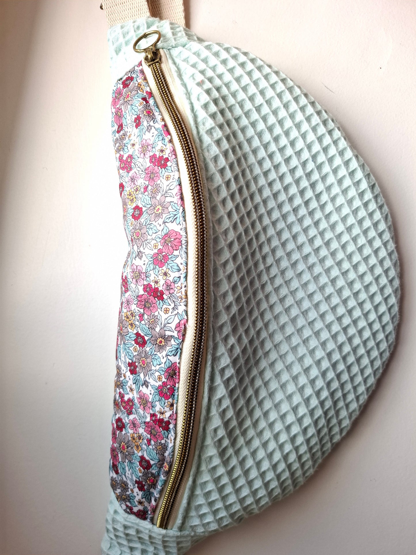 Sac banane nid d'abeille blei ciel et rabat à fleurs liberty