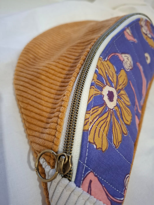 Sac banane, velours jaune moutardes et rabat à motifs floraux provençaux