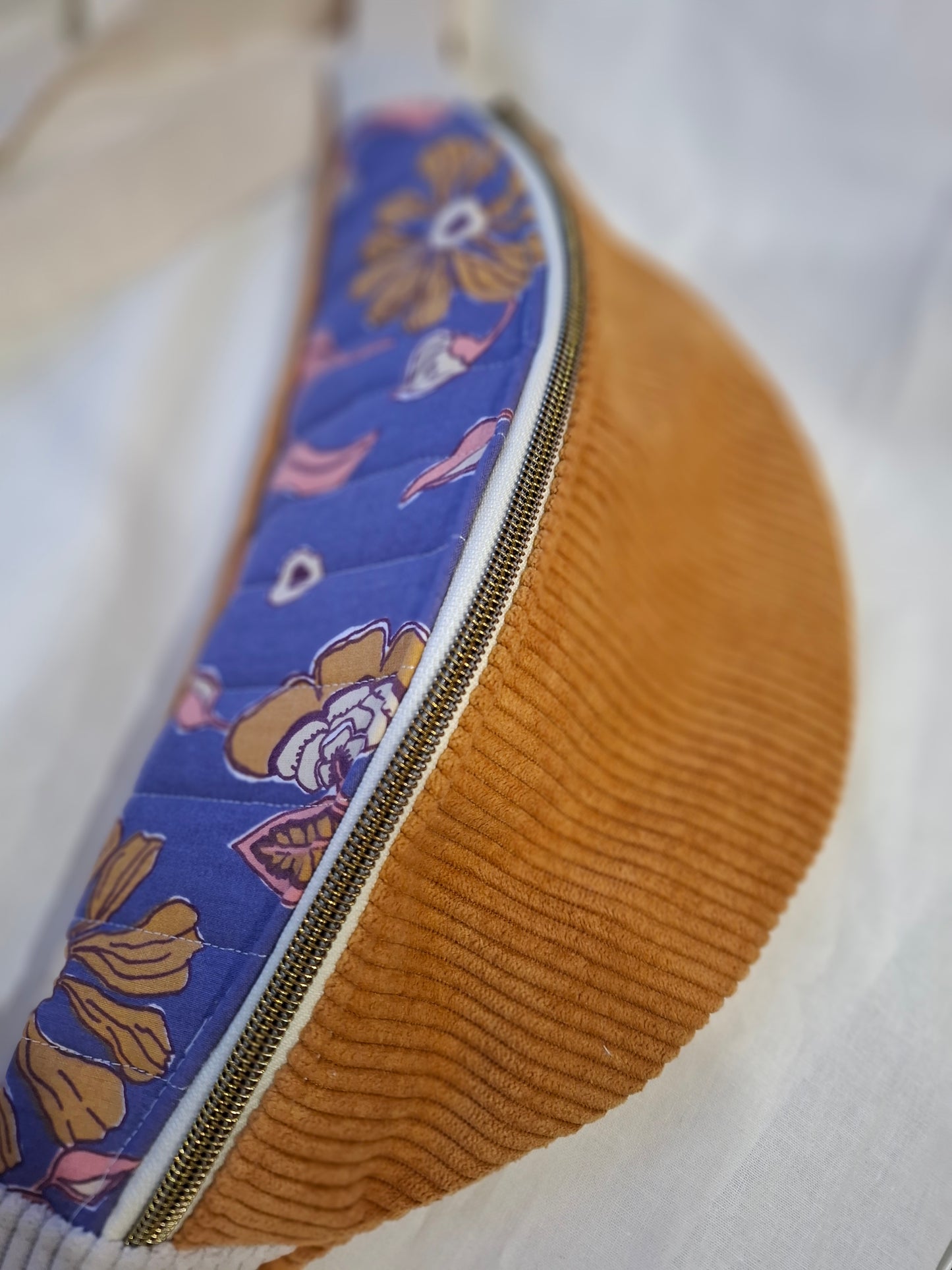 Sac banane, velours jaune moutardes et rabat à motifs floraux provençaux