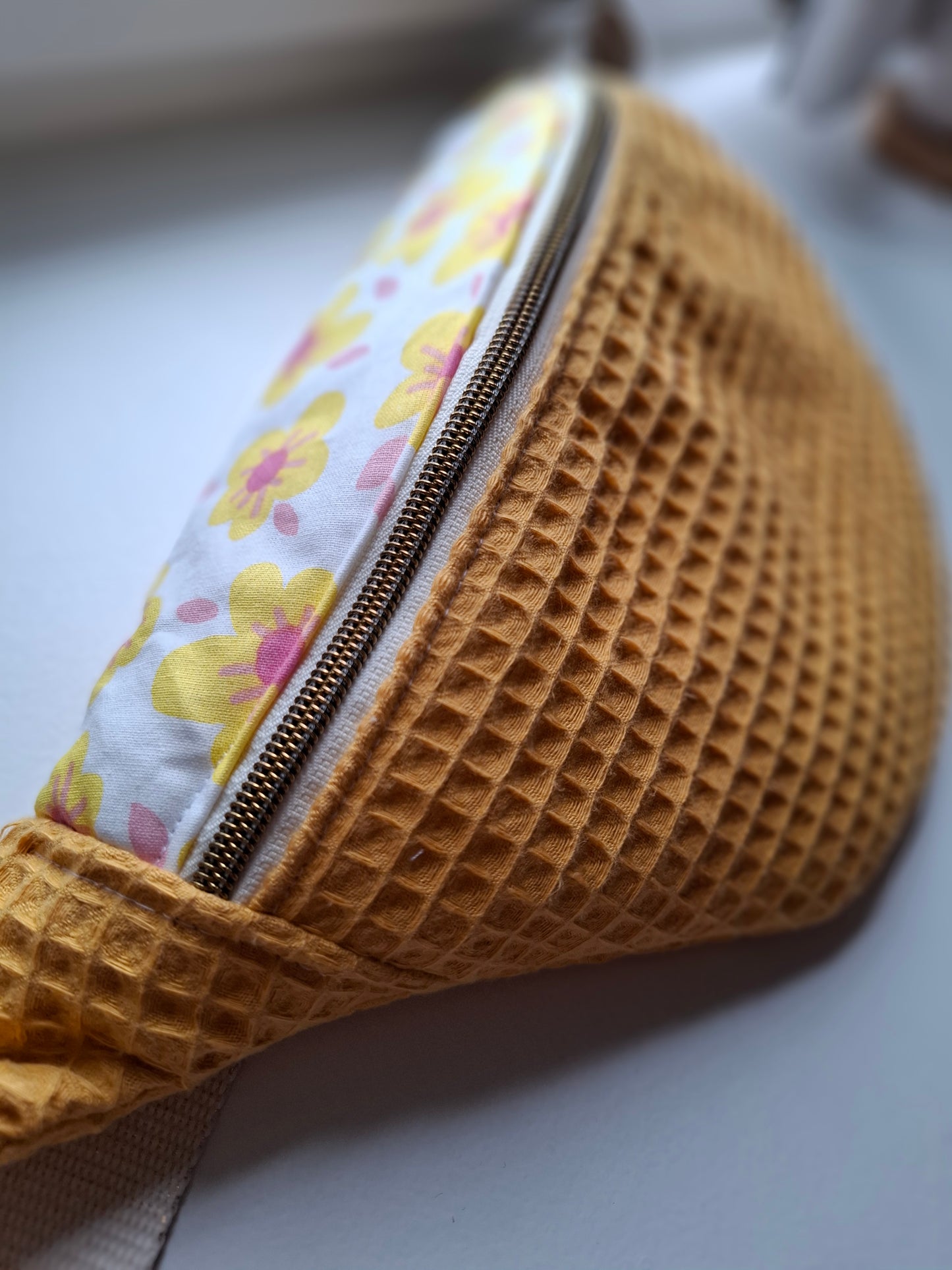 Sac banane nid d'abeille jaune et rabat à fleurs
