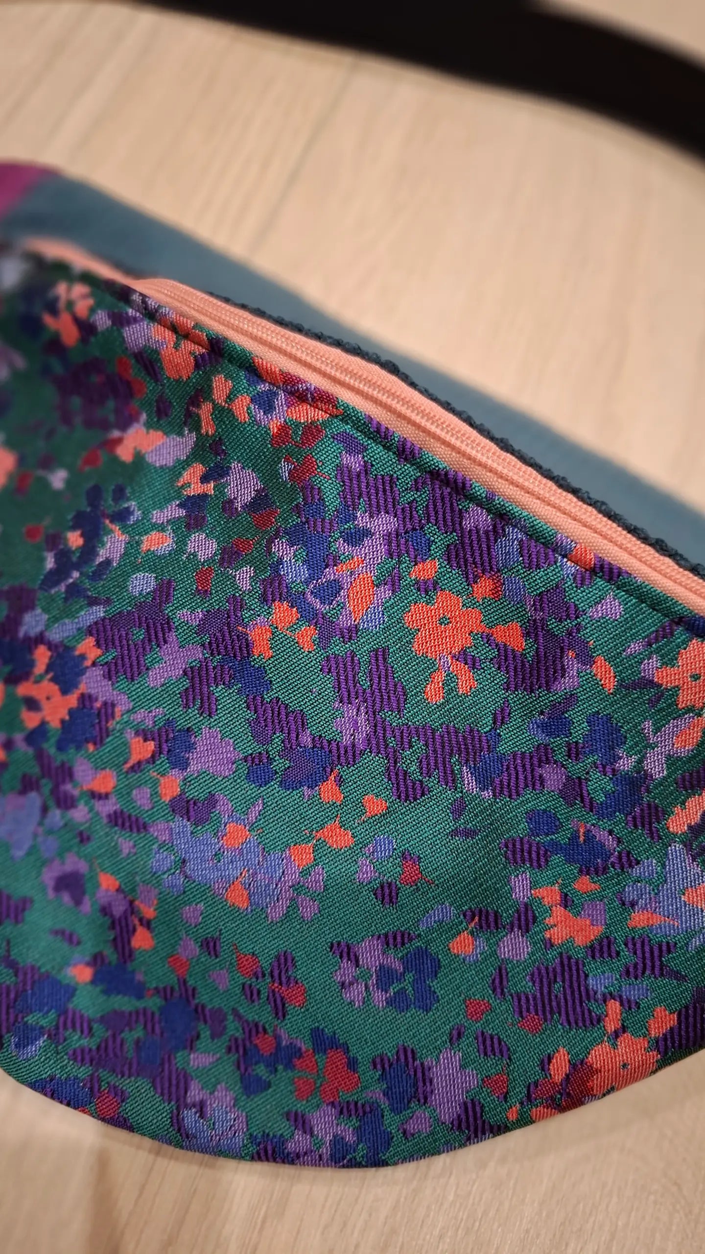 Sac banane violet à motifs