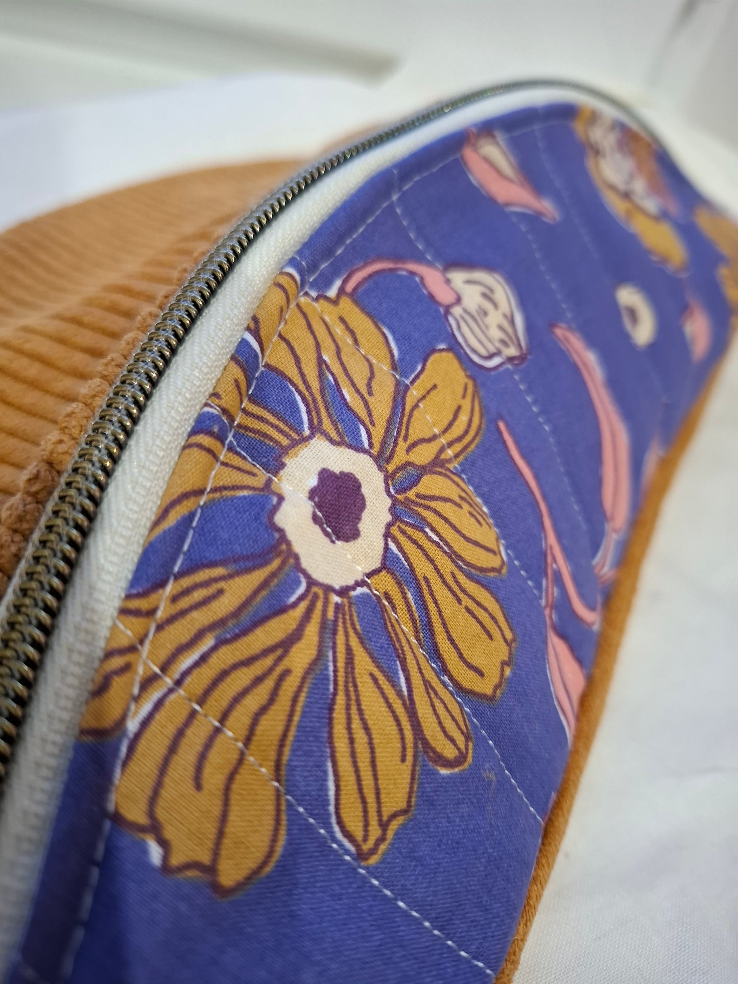 Sac banane, velours jaune moutardes et rabat à motifs floraux provençaux