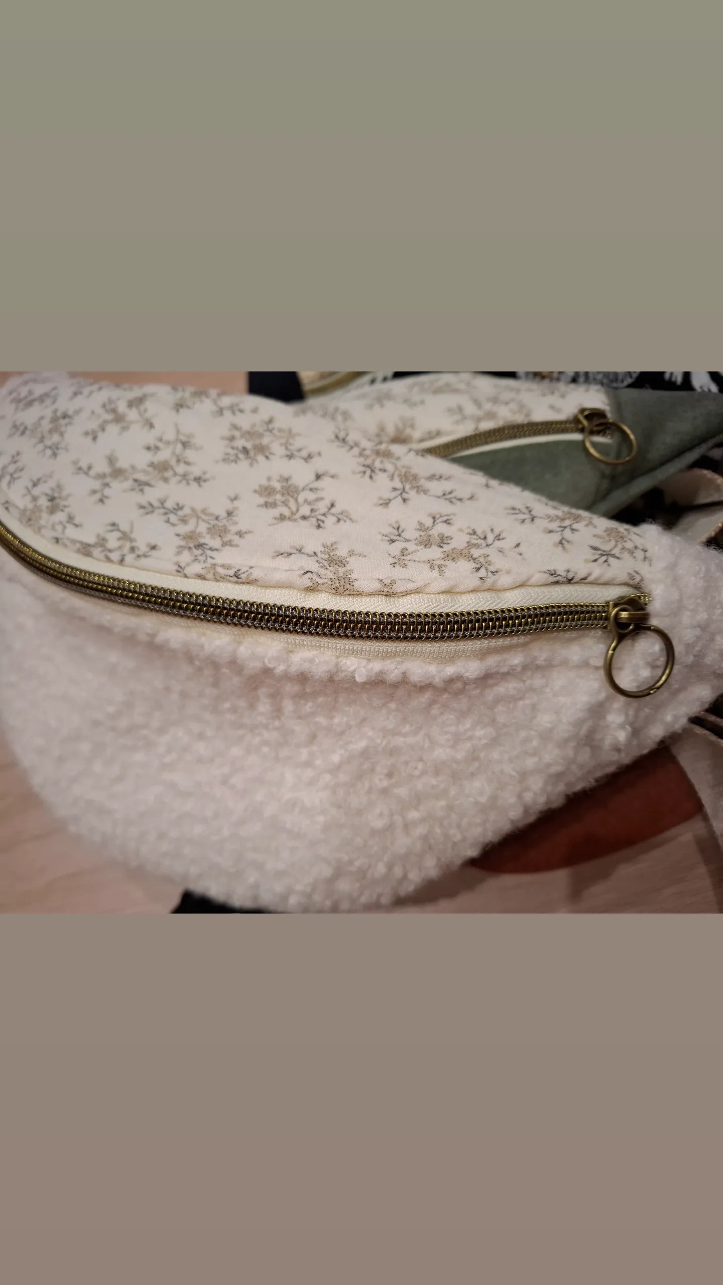 Sac banane moumoute blanche et rabat en gaze de coton et légers motifs fleuris