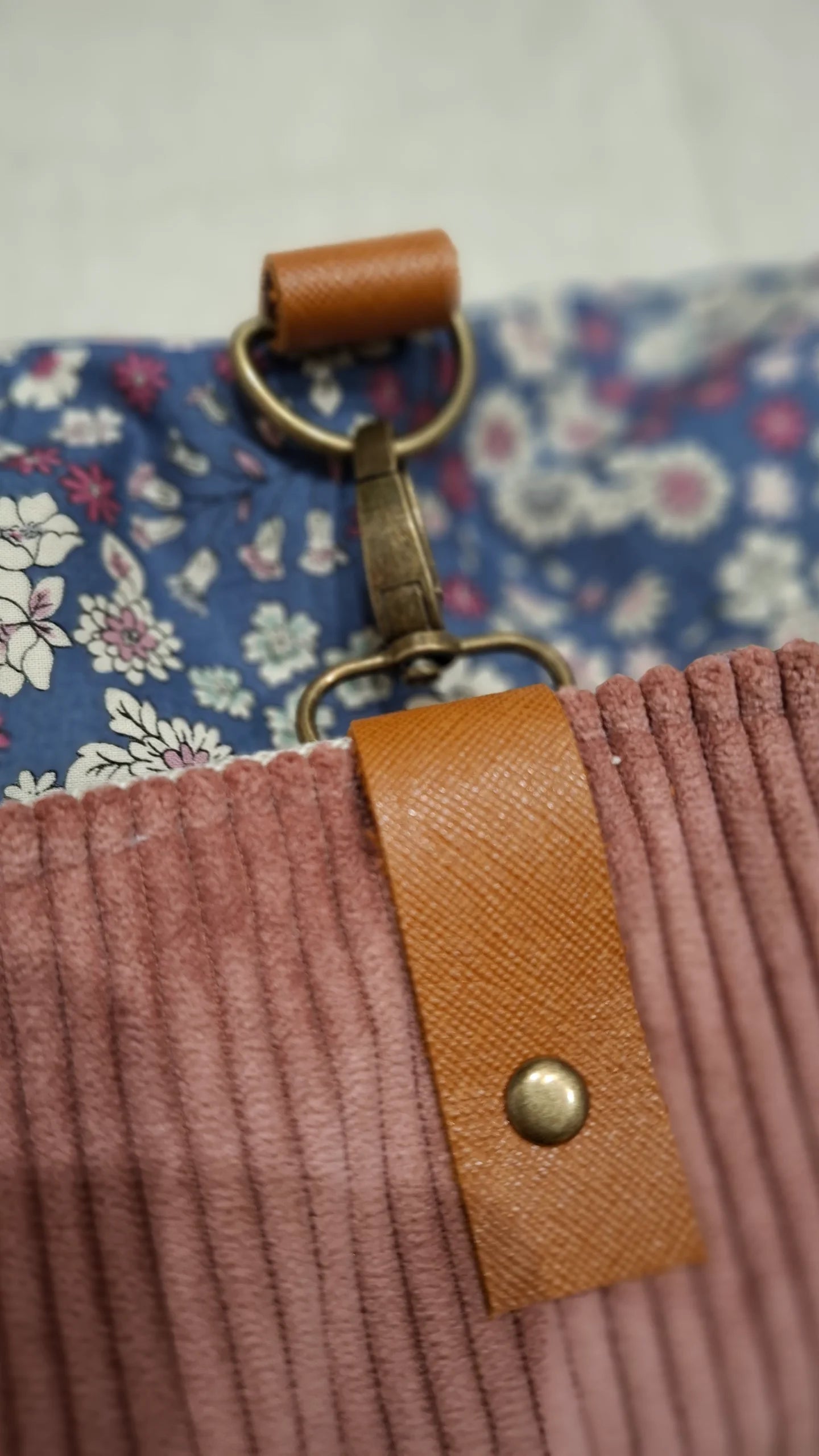 Sac bandoulière en cuir ,liberty et rabat en velours rose