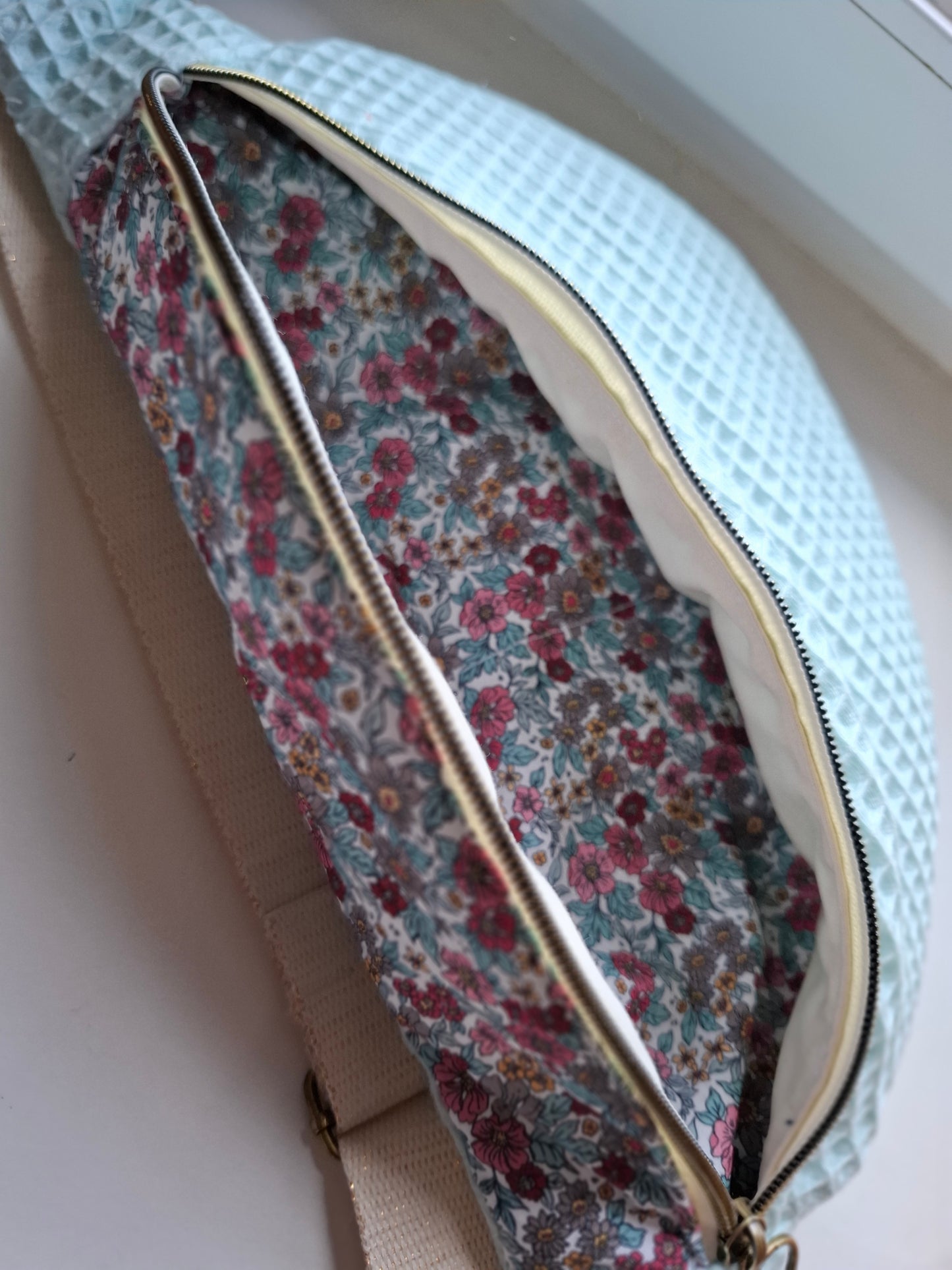 Sac banane nid d'abeille blei ciel et rabat à fleurs liberty