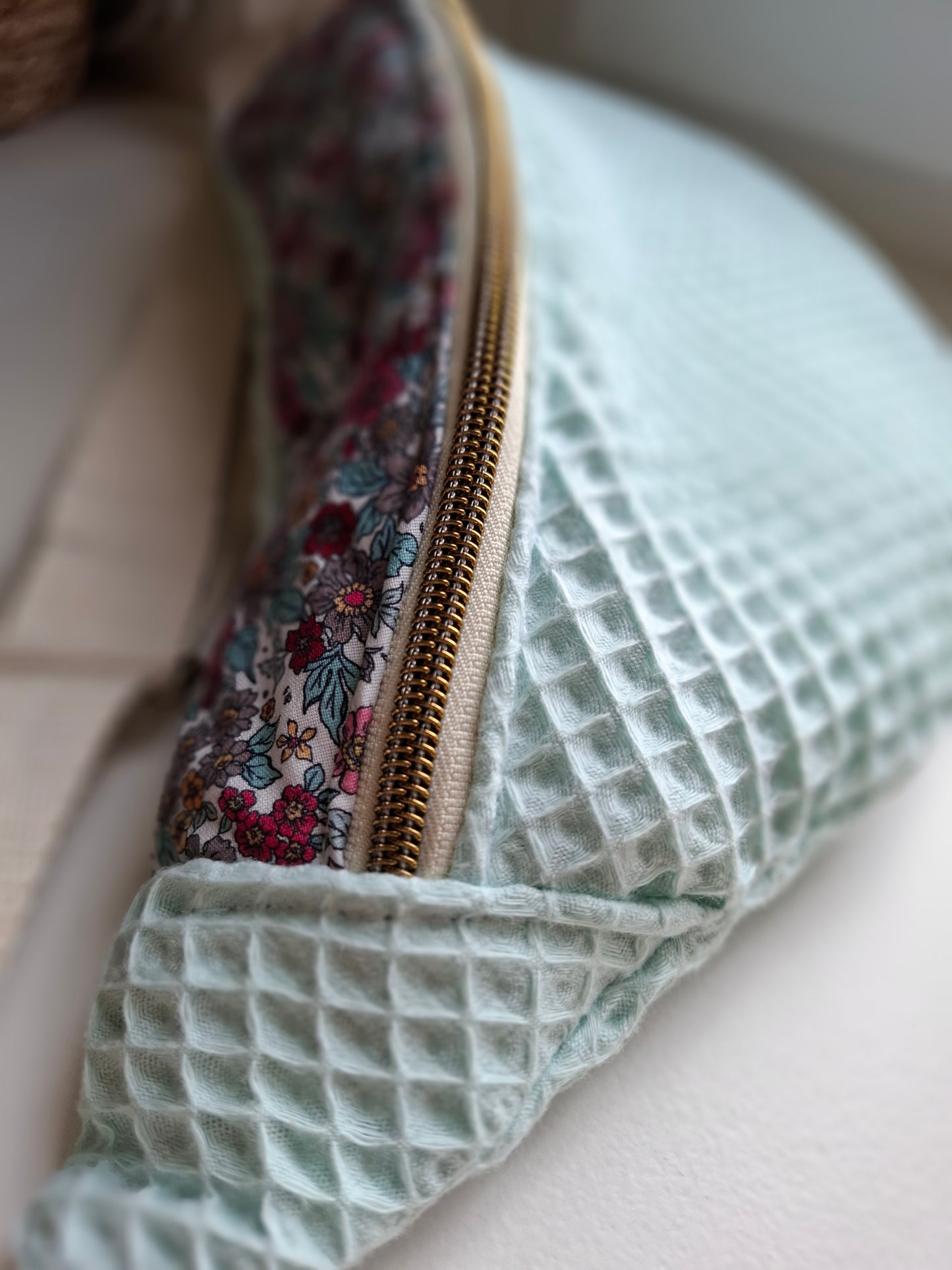 Sac banane nid d'abeille blei ciel et rabat à fleurs liberty