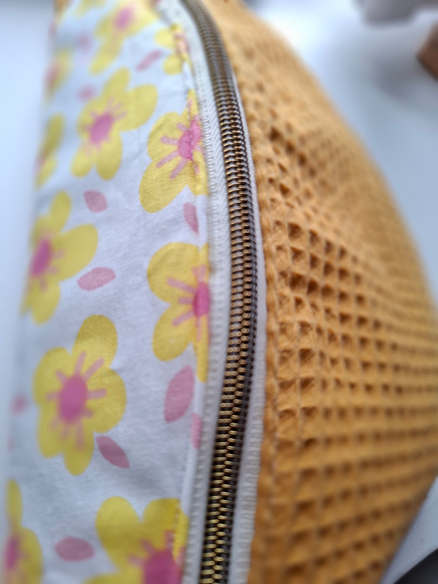 Sac banane nid d'abeille jaune et rabat à fleurs