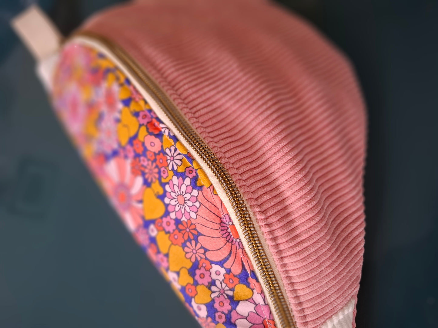 Sac banane en velours rose et rabat fleuri