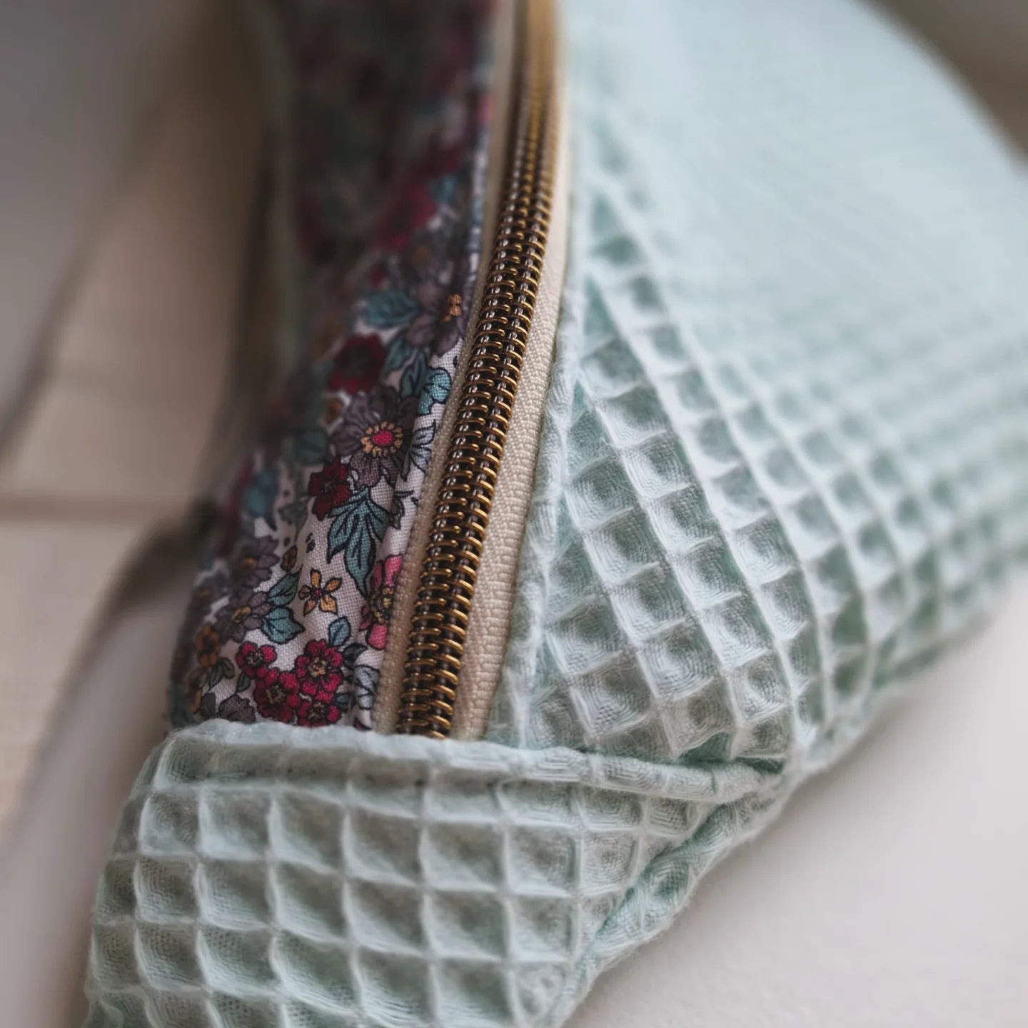 Sac banane nid d'abeille blei ciel et rabat à fleurs liberty
