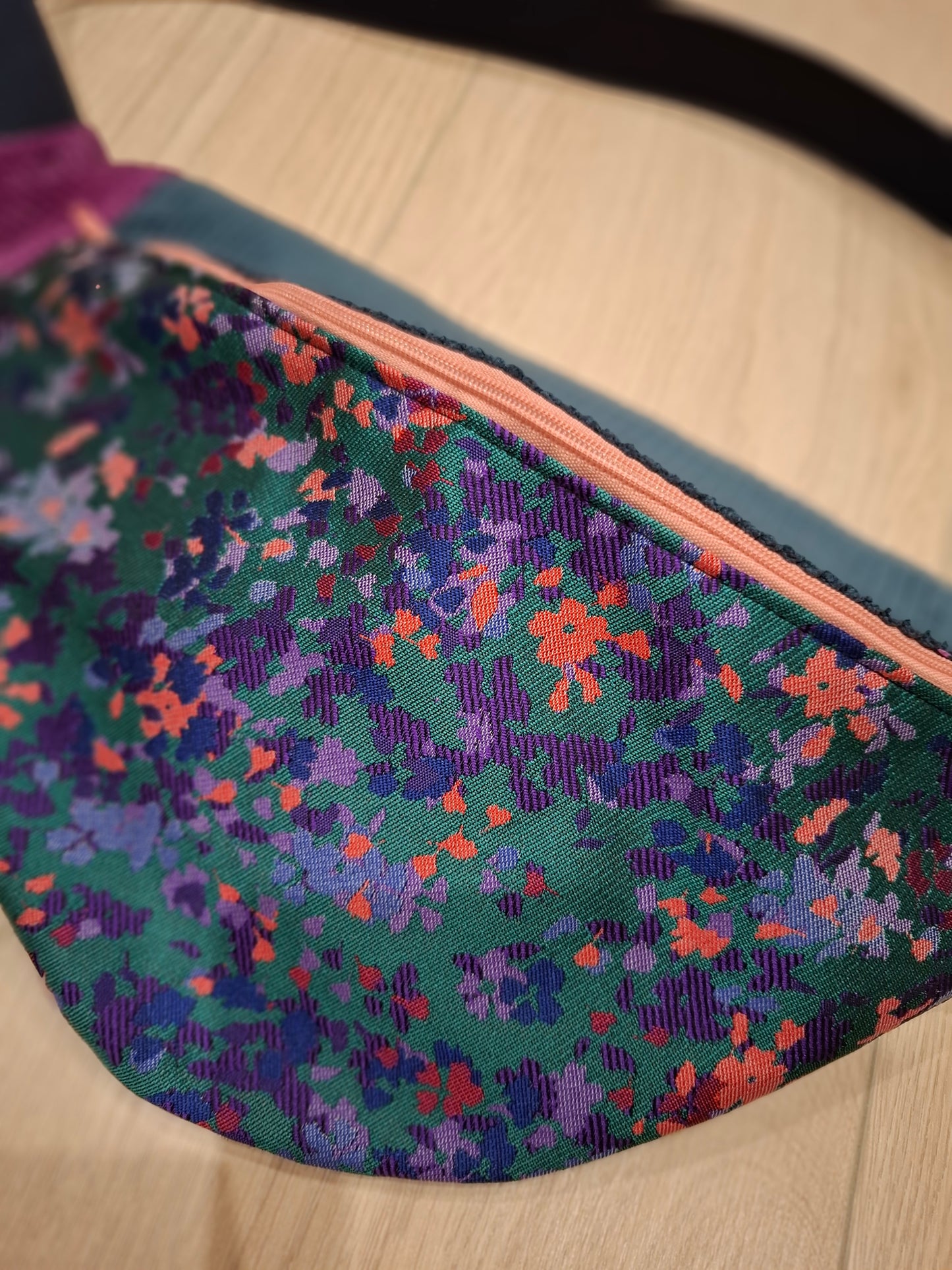 Sac banane violet à motifs