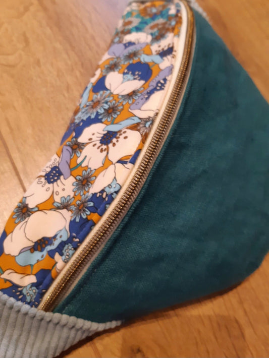 Sac banane en lin vert et rabat fleurs.