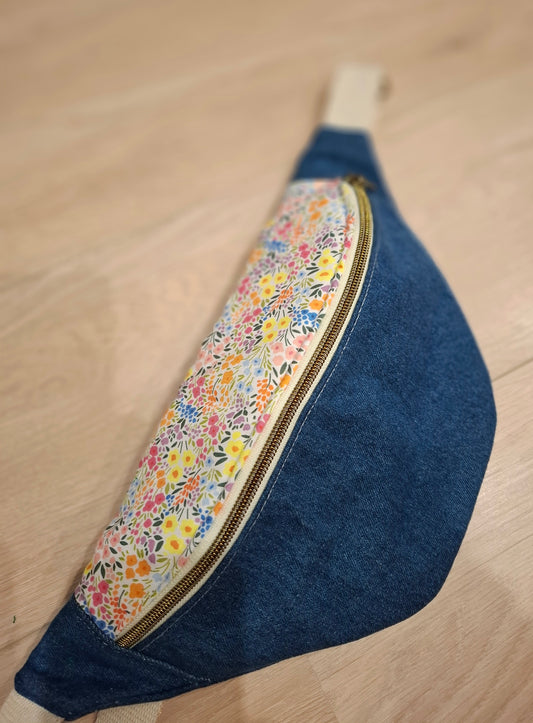 Sac banane, jean et rabat fleuri style liberty