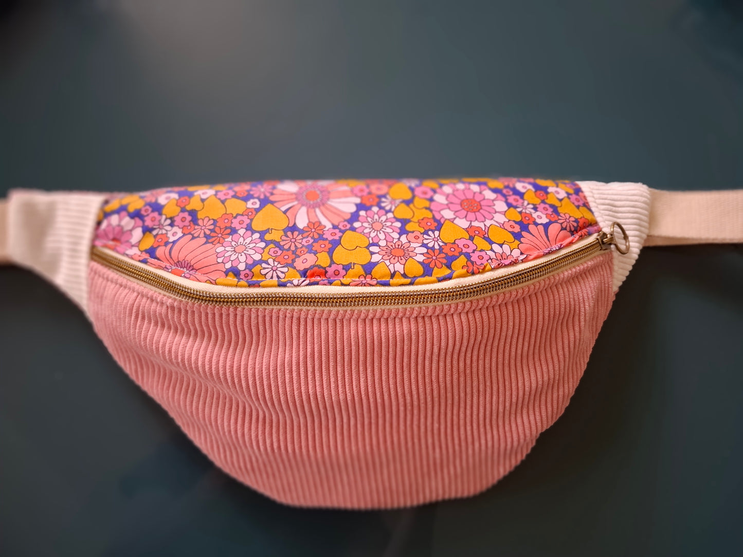 Sac banane en velours rose et rabat fleuri