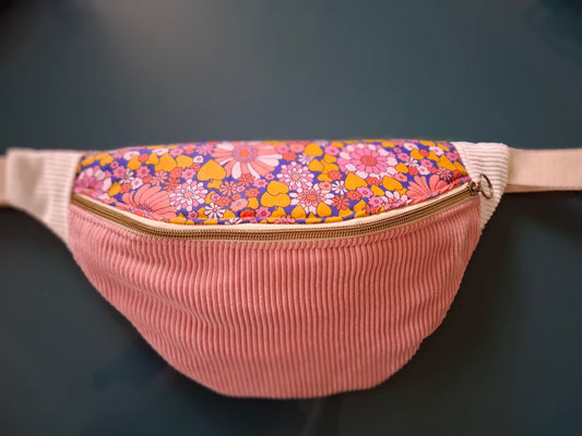 Sac banane en velours rose et rabat fleuri