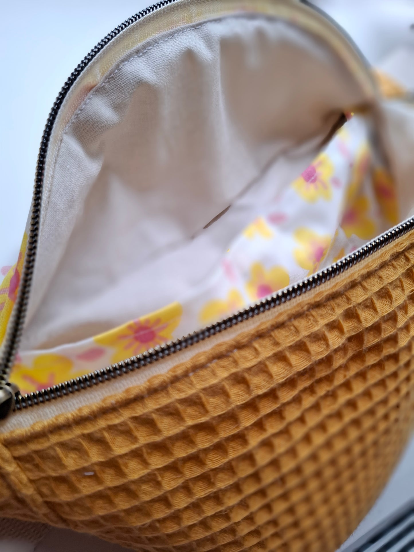 Sac banane nid d'abeille jaune et rabat à fleurs