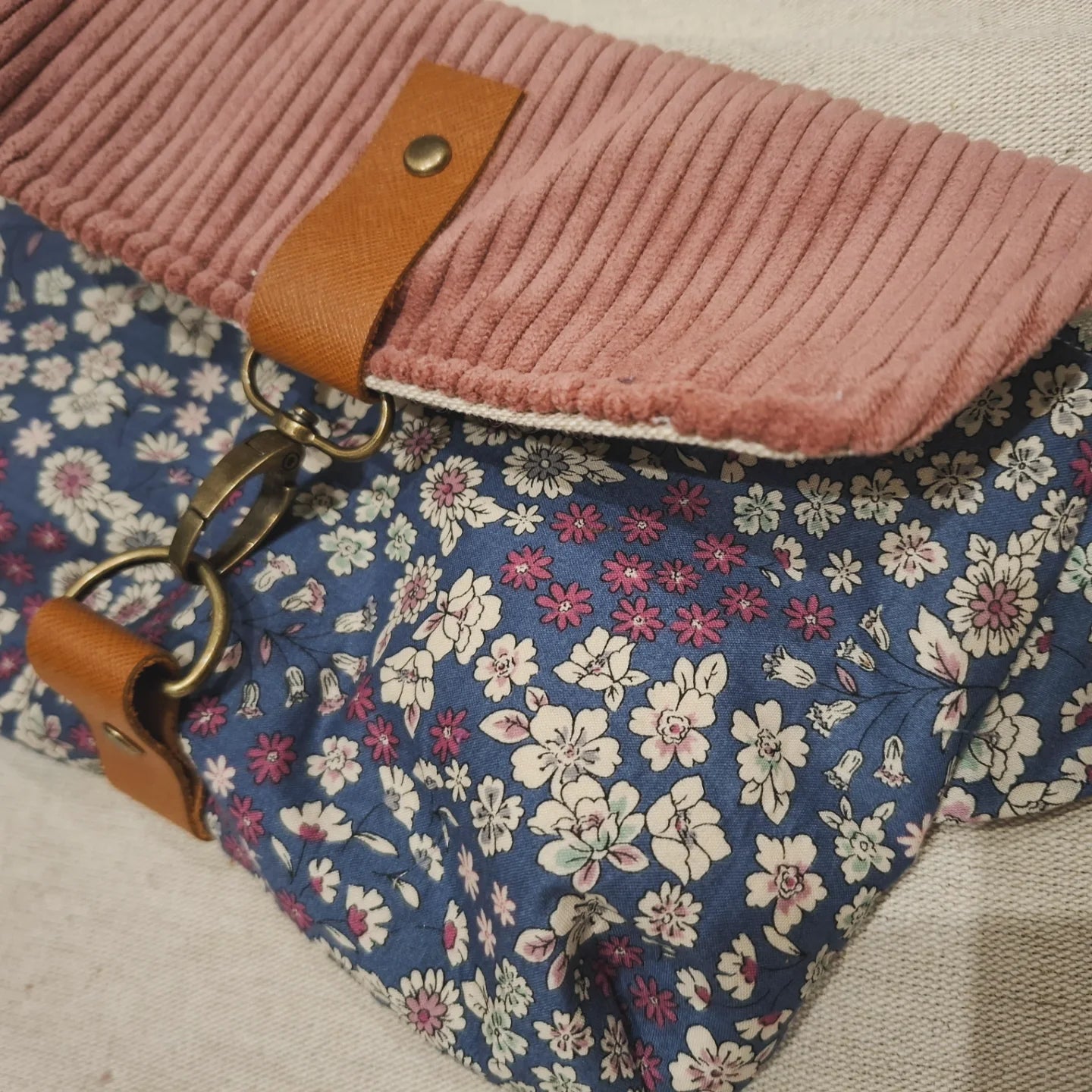 Sac bandoulière en cuir ,liberty et rabat en velours rose