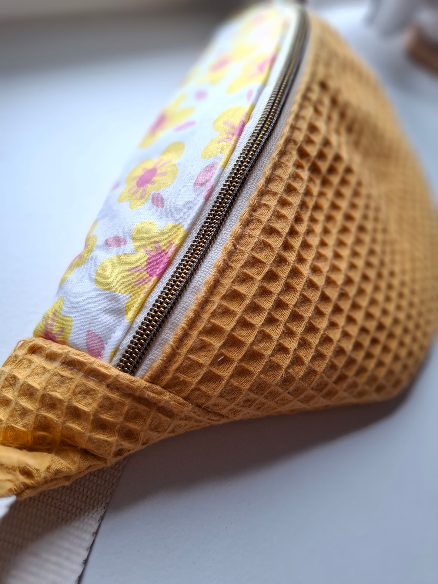 Sac banane nid d'abeille jaune et rabat à fleurs