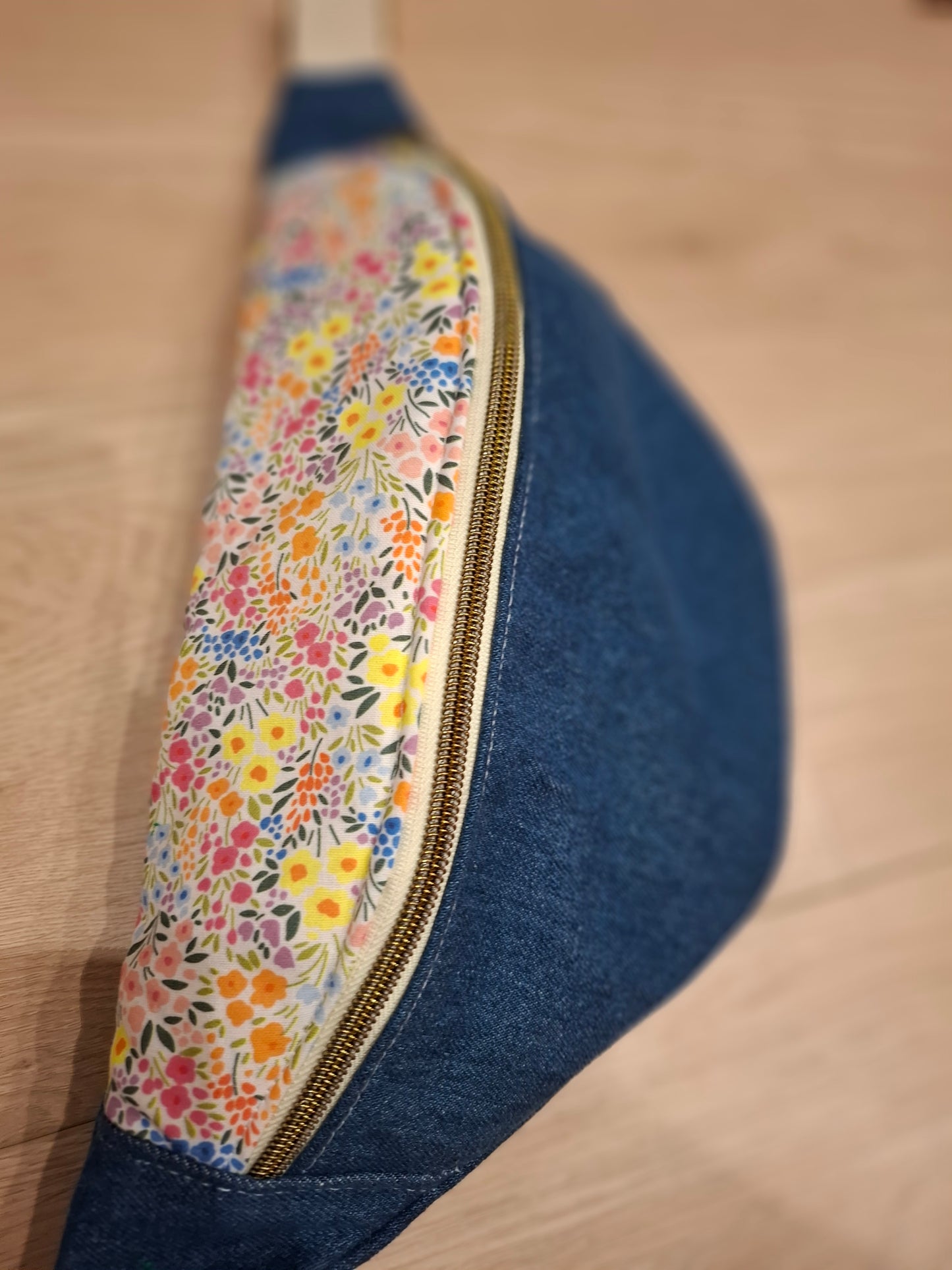 Sac banane, jean et rabat fleuri style liberty