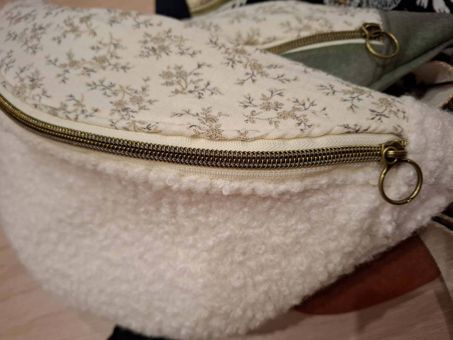 Sac banane moumoute blanche et rabat en gaze de coton et légers motifs fleuris